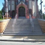 Nowymi schodami do kościoła